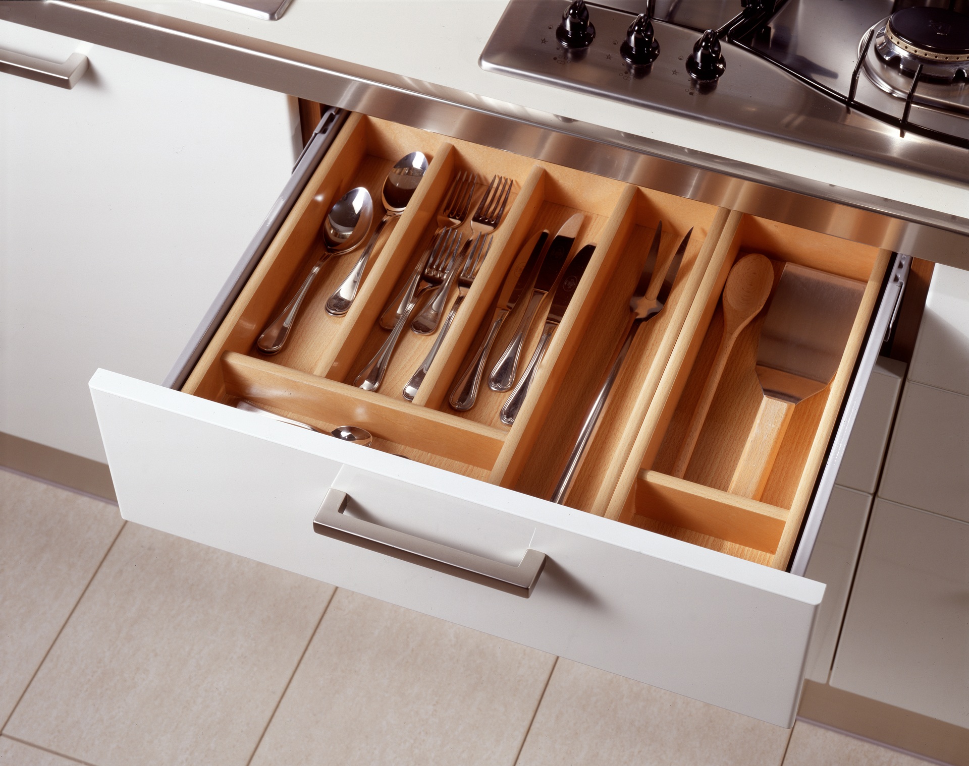 Offene Besteckschublade mit Holzeinsatz und Besteck | Stirnholz Schneidebrett